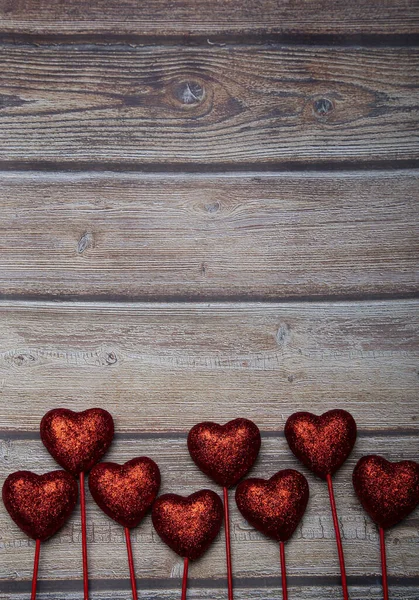 Ένα Κάθετο Πλάνο Του Κόκκινου Glittery Καρδιές Διακοσμήσεις Ένα Ξύλινο — Φωτογραφία Αρχείου