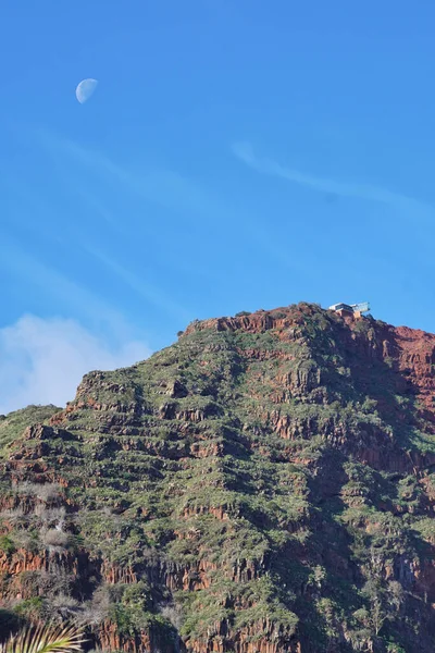 Вертикальный Каменистый Холм Голубым Небом Заднем Плане — стоковое фото