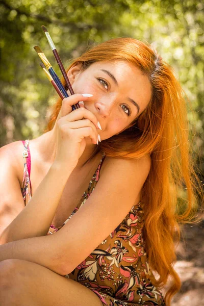 Uma Menina Bonita Com Cabelo Gengibre Segurando Pincéis Pintura Posando — Fotografia de Stock