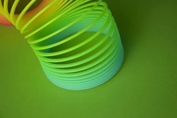 Крупним Планом Знімок Пластикової Веселки Чарівна Весняна Іграшка Ізольована Зеленому — стокове фото