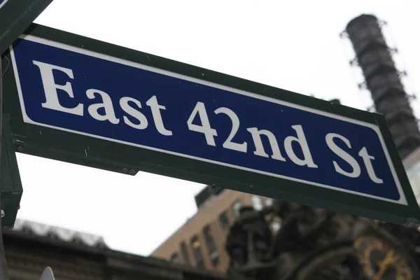 Eine Flache Aufnahme Des Zeichens Der East 42Nd Street Gegen — Stockfoto