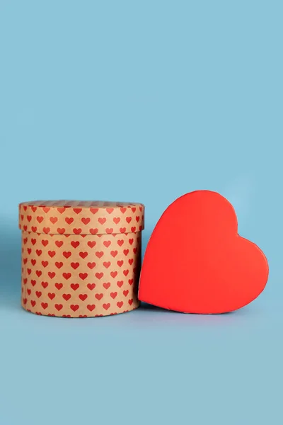 Plano Aislado Una Caja Roja Forma Corazón Una Caja Marrón —  Fotos de Stock