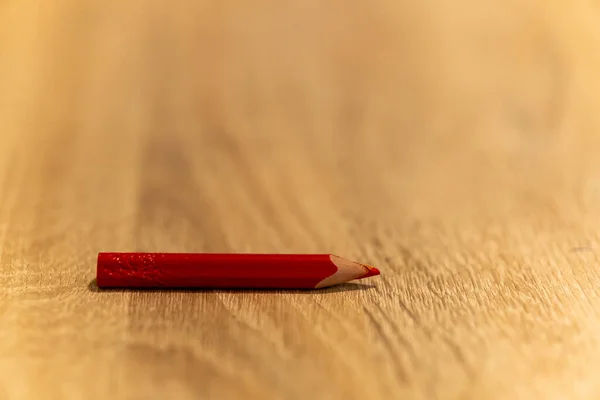 Tiro Foco Seletivo Lápis Vermelho Uma Superfície Madeira — Fotografia de Stock