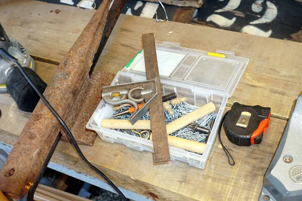Деревянный Стол Винтами Измерительной Лентой Другими Инструментами — стоковое фото