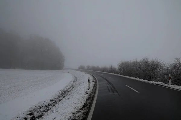 Туманний Пейзаж Небезпечної Ділянки Дороги Взимку — стокове фото