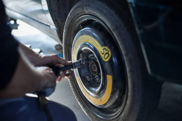 Selektiv Fokusbild Mekaniker Som Reparerar Ett Bilhjul — Stockfoto