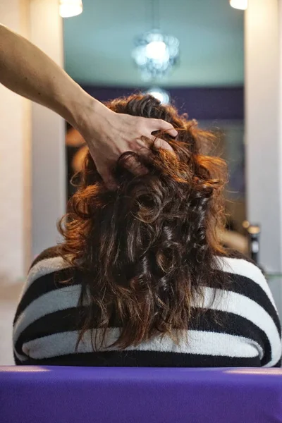 Plan Vertical Des Mains Coiffeur Professionnel Dans Salon Beauté — Photo