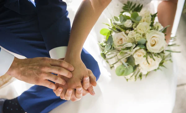 Tiro Vista Superior Mãos Recém Casados Uma Noiva Segurando Belo — Fotografia de Stock