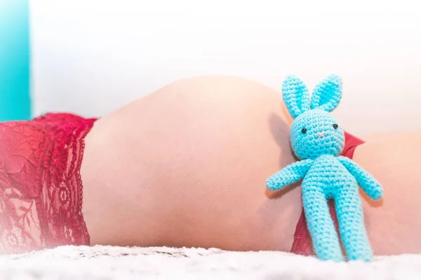 Беременная Женщина Голубой Игрушкой Белом Фоне — стоковое фото