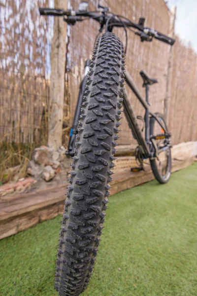 Closeup Vertical Shot Tire Wheel Bicycle Parked Wall — Stock Photo, Image