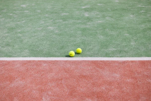 Gros Plan Court Tennis Vert Rouge Avec Deux Balles Tennis — Photo