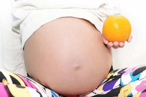 Detailní Záběr Těhotné Ženy Držící Oranžovou — Stock fotografie