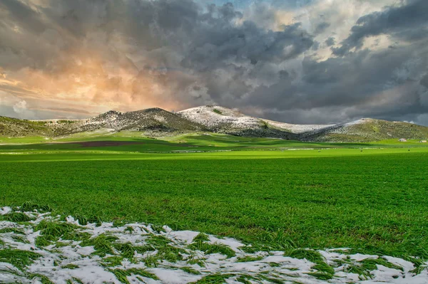Захватывающий Вид Красивые Заснеженные Горы Облачном Небе — стоковое фото
