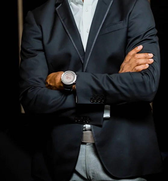 Homem Elegante Terno Preto Clássico Vestindo Relógio Com Braços Cruzados — Fotografia de Stock