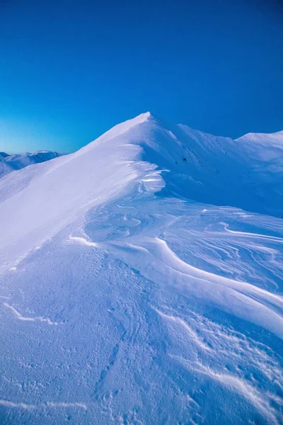 Parlak Bir Gökyüzünün Altında Karla Kaplı Dağların Dikey Görüntüsü — Stok fotoğraf