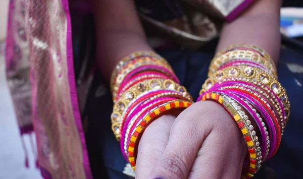 Primer Plano Las Manos Hembra India Con Brazaletes Colores — Foto de Stock