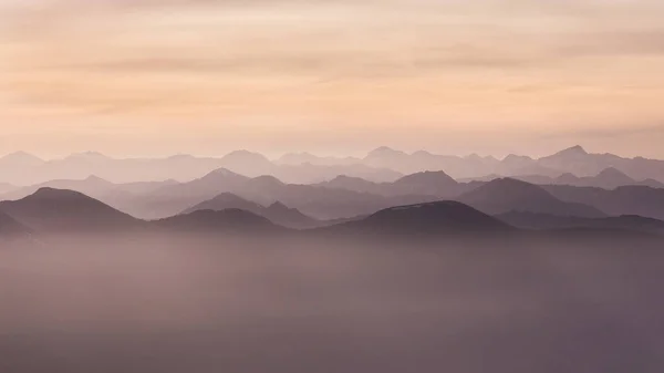 Sonbahar Günbatımında Renkli Dağ Katmanları Avusturalya Alplerinde Fotoğrafçı — Stok fotoğraf
