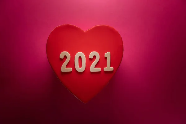 Coração Vermelho Com 2021 Fundo Rosa — Fotografia de Stock