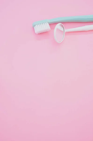 Vertical Shot Toothbrush Dental Mirror Isolated Pink Background — Stock Photo, Image