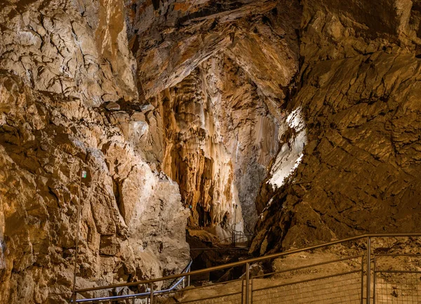 Das Innere Einer Alten Historischen Felshöhle — Stockfoto