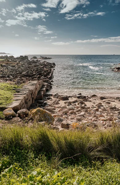Eine Vertikale Aufnahme Der Küste Mit Felsen Und Steinen — Stockfoto