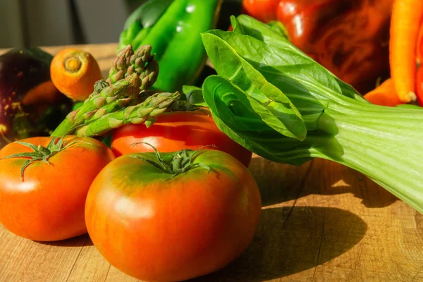 Een Close Van Rijpe Tomaten Met Kruiden Een Houten Tafel — Stockfoto