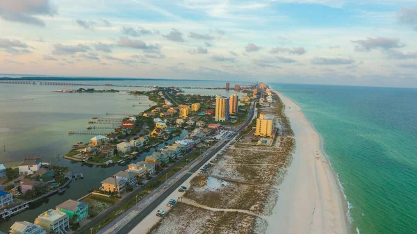 Colpo Aereo Spiaggia Sabbiosa Gli Edifici Costieri Circondati Dall Oceano — Foto Stock