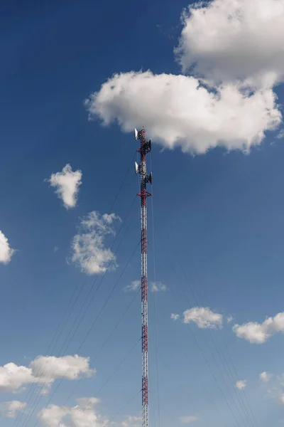 Ett Vertikalt Skott Ett Masttorn Mot Den Blå Molniga Himlen — Stockfoto
