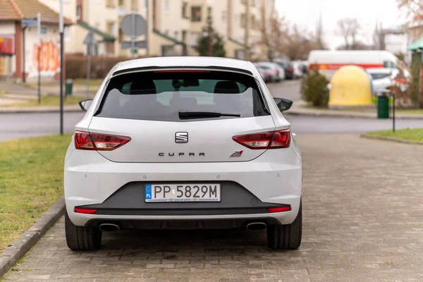 Poznan Polonia Enero 2021 Nuevo Coche Seat Cupra Blanco Aparcado — Foto de Stock