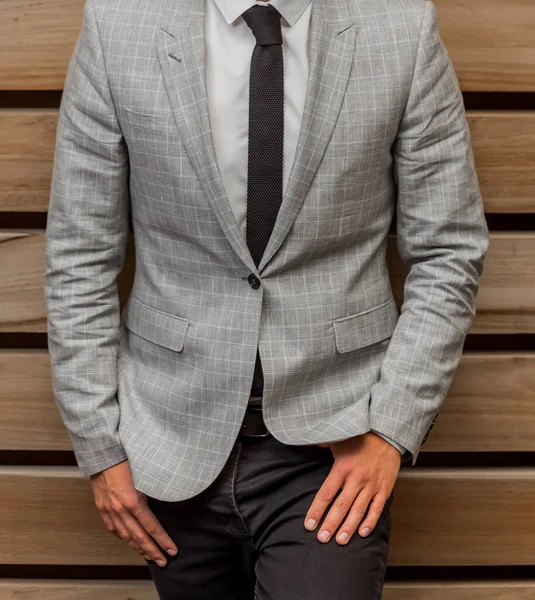 Macho Elegante Traje Gris Clásico Apoyado Una Pared Madera —  Fotos de Stock