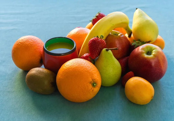 Een Close Van Een Kopje Sap Met Rijp Fruit Bessen — Stockfoto