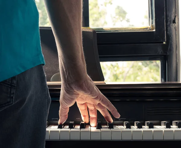 Homem Tocando Teclas Piano Frente Uma Janela Com Luz Natural — Fotografia de Stock
