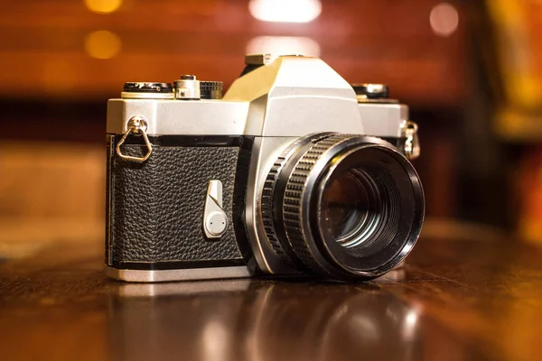 Close Uma Câmera Vintage Com Uma Parte Couro Preto Uma — Fotografia de Stock