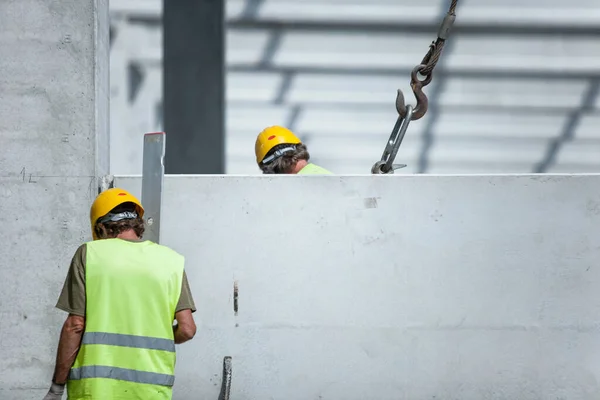 Een Selectieve Focus Shot Van Werknemers Bouw Van Een Wooncomplex — Stockfoto