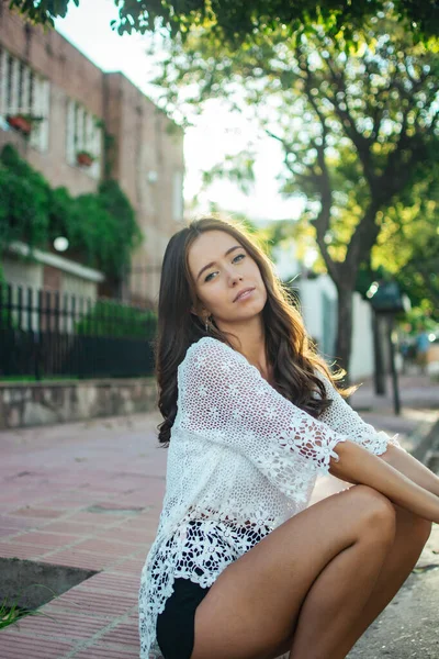 Foco Superficial Uma Jovem Morena Usando Uma Camisa Renda Branca — Fotografia de Stock