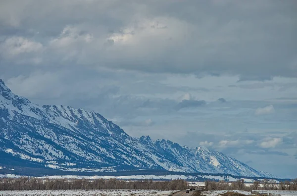 Ein Faszinierender Blick Auf Die Schönen Schneebedeckten Berge — Stockfoto
