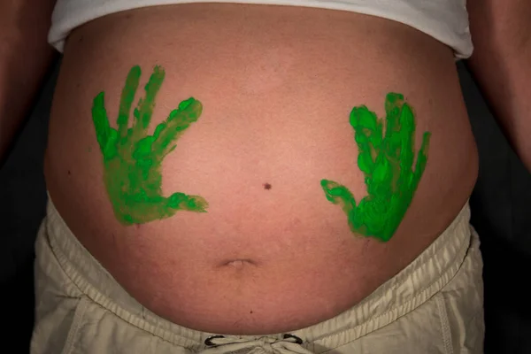 Close Barriga Uma Mulher Grávida Com Uma Marca Mão Verde — Fotografia de Stock