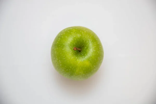 Une Vue Dessus Une Pomme Verte Sur Fond Blanc — Photo