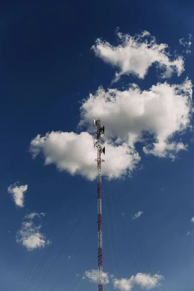 Ett Vertikalt Skott Ett Masttorn Mot Den Blå Molniga Himlen — Stockfoto