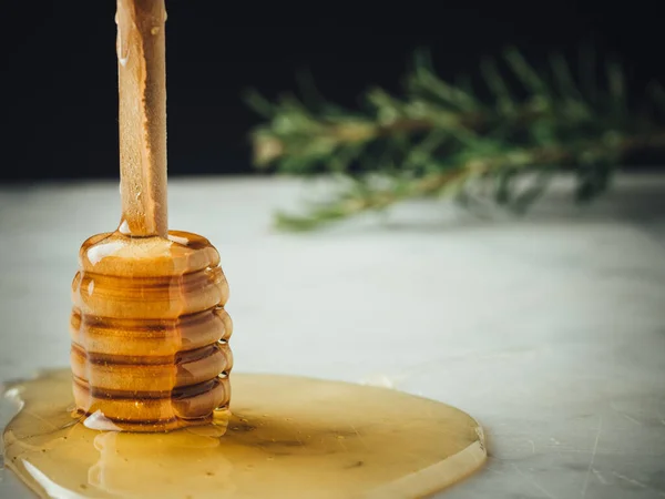 Ein Holzdipper Mit Honig Und Honig Der Aus Der Marmoroberfläche — Stockfoto