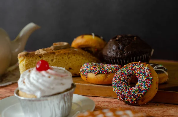 맛있는 컵케이크와 맛있는 도넛의 선택적 — 스톡 사진