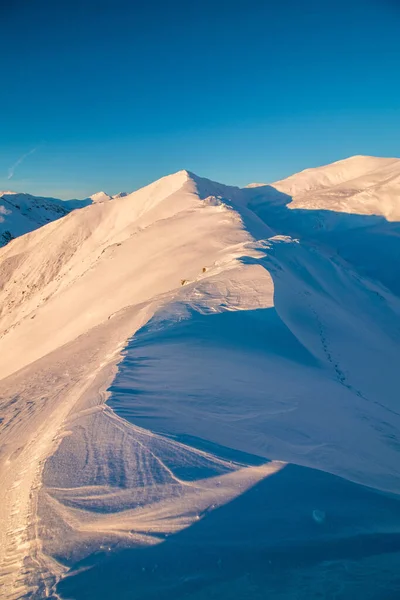 Вертикальный Снимок Гор Покрытых Снегом Ярким Небом — стоковое фото