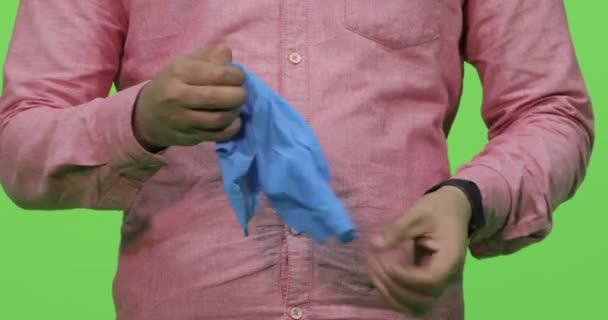 Een Mannelijke Handen Verwijderen Blauwe Kleur Medische Handschoenen Groene Achtergrond — Stockvideo