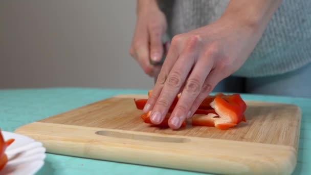 Händer Skära Bell Pepper Med Kniv Trä Skärbräda Närbild — Stockvideo