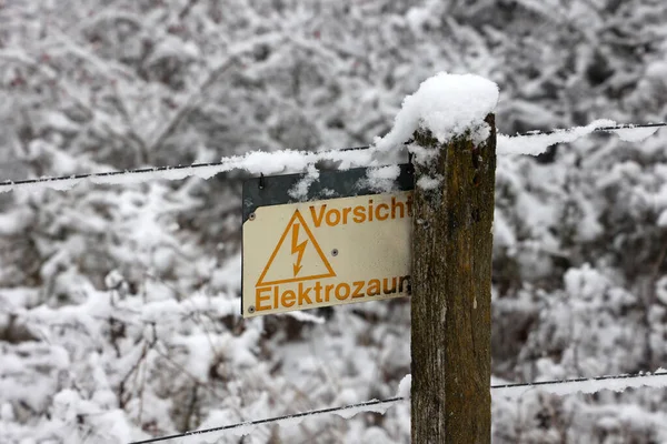 Selektivní Ostření Záběru Znamení Zasněžený Elektrický Plot Překlad Pozor Elektrický — Stock fotografie