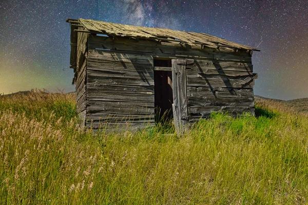 Drewniany Dom Zielonej Trawie Drogą Mleczną Niebie — Zdjęcie stockowe