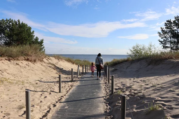 Een Vrouwtje Met Een Kind Lopend Een Dek Het Strand — Stockfoto