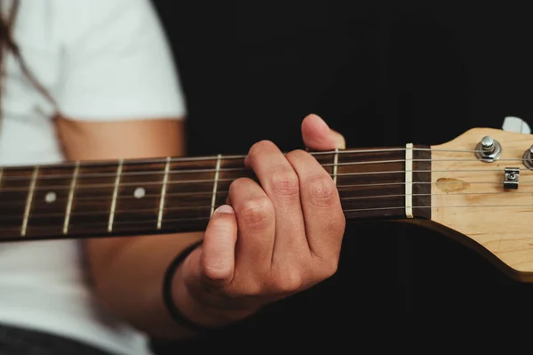 Close Homem Tocando Guitarra Acústica Contra Fundo Preto — Fotografia de Stock