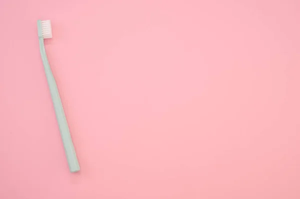 Ένα Υψηλής Γωνίας Πλάνο Μιας Οδοντόβουρτσας Μια Ροζ Επιφάνεια — Φωτογραφία Αρχείου