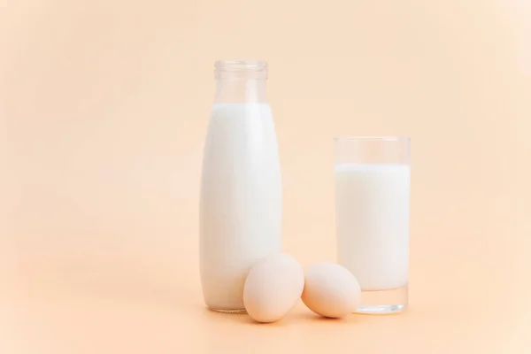 Milch Und Eine Flasche Joghurt Auf Weißem Hintergrund Nahaufnahme — Stockfoto